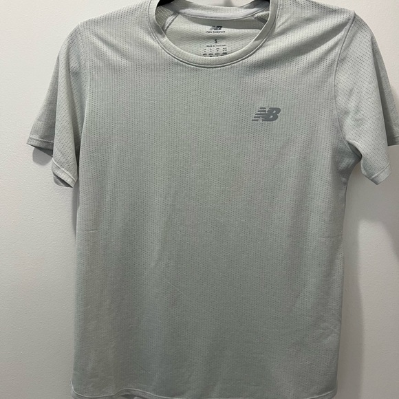New Balance women’s Gray Performance Shirt - Picture 1 of 6